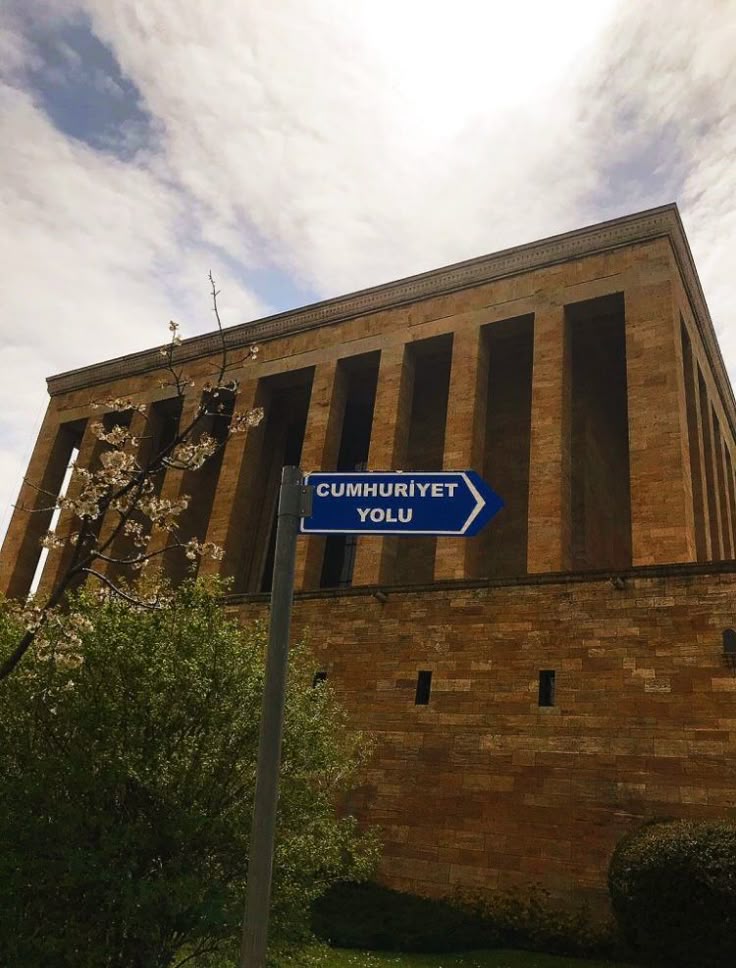 Naçiz Bir Beden,Sonsuz Bir Cumhuriyet