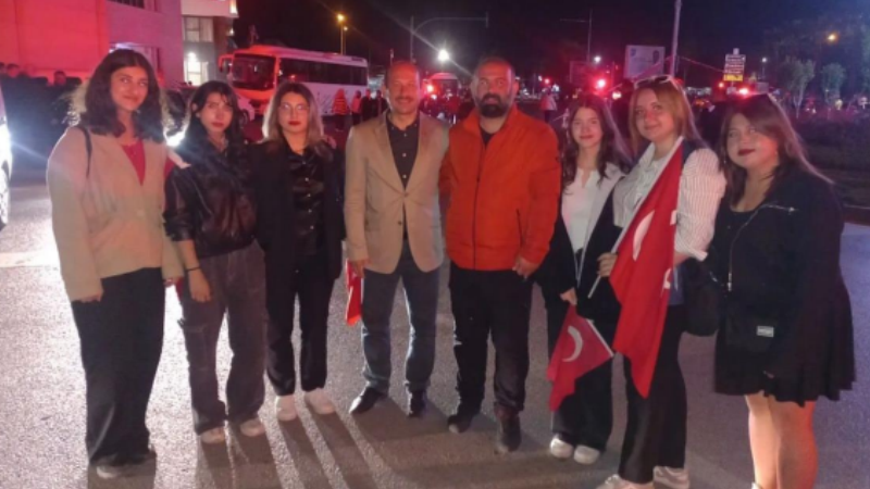 Samsun Gençlik Platformu, Gençlik ve Spor İl Müdürü İle Hatıra Fotoğrafı Çektirdi